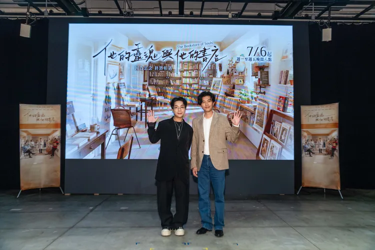 派翠克飾演抗癌戰士黃萬通，曾少宗飾演血液腫瘤科李啟誠醫師。大愛提供
