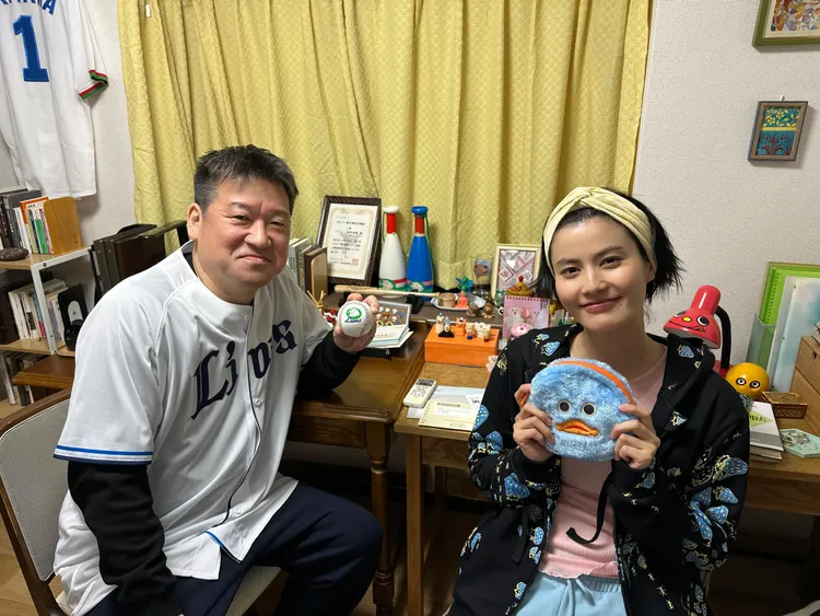 佐藤二朗（左）和橋本愛飾演夫婦，但劇本未安排親密戲。翻攝fufu_deka_cx X