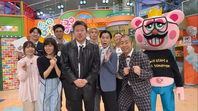 4月14日新戲開播當天，佐藤二朗（前排右三）獨自上節目宣傳，橋本愛則因身體不適缺席。翻攝fufu_deka_cx X