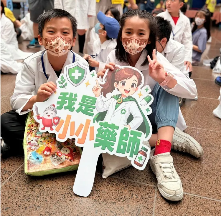 用藥知識與反毒思維從小扎根，小小藥師們從小培養健康識能。主辦單位提供