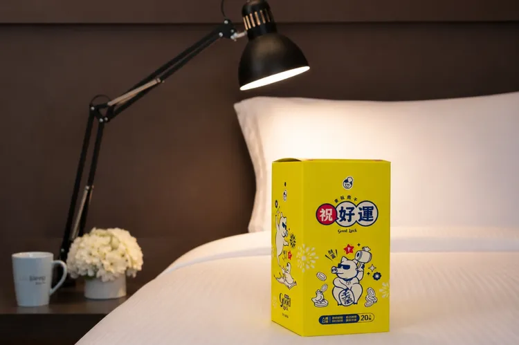 捷絲旅「夏夜捷伴」住房專案，每房加贈美味獵人「Good Luck」禮盒，集結四大祝福，每款口味皆附有專屬幸運籤卡與互動抽籤設計。捷絲旅提供