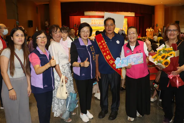 社會局長李美珍祝賀蘆洲區原住民林誠忠當選模範父親，右2為楊春妹議員。社會局提供