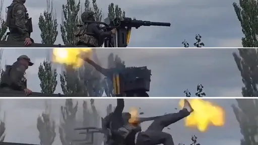 命大影片！機槍掃射太猛甩飛士兵　教官「神反應」躲過爆頭