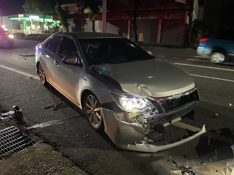 警方在轎車上搜出愷他命、毒品咖啡包，判斷疑似毒駕，後續通知車主到案釐清。民眾提供
