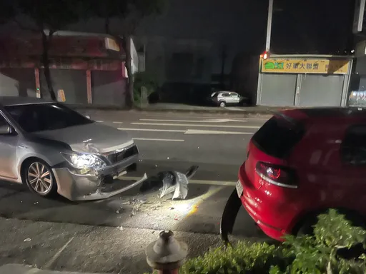 暗夜連撞兩車...駕駛跑了　車上搜出愷他命　疑毒駕警追緝中