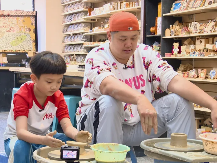 哈孝遠（右）、兒子阿Ｑ。台視提供