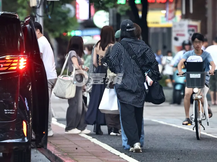 王淨穿著洋裝，小露香肩美背，跟阮經天一前一後到復興南路演藝工會商辦大樓。特勤中心攝