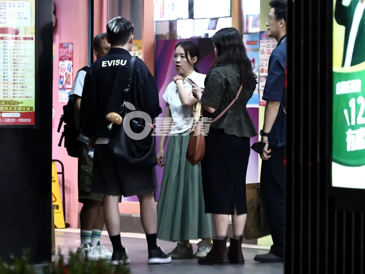 港星曾志偉女兒曾寶儀也前來加入阮經天和王淨的行列。特勤中心攝