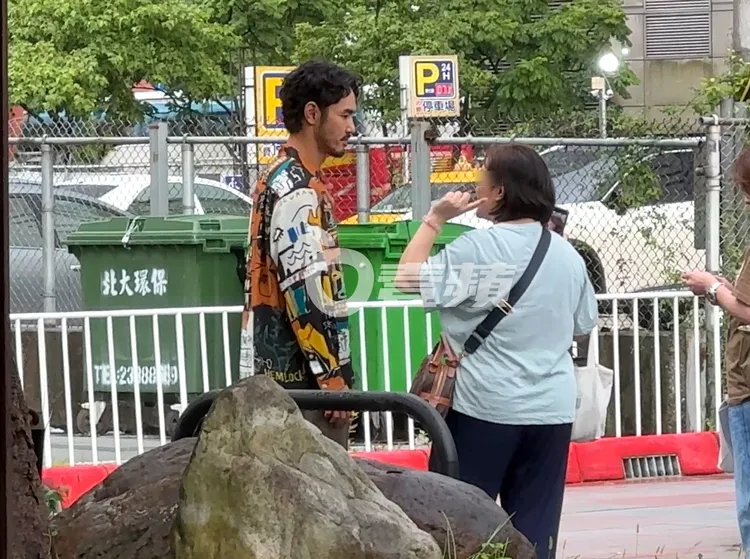 阮經天（左）與鐵粉聊天搏感情。特勤中心攝