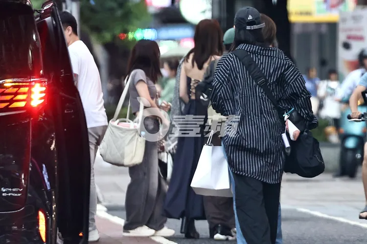 王淨穿著洋裝，小露香肩美背，跟阮經天一前一後到復興南路演藝工會商辦大樓。特勤中心攝