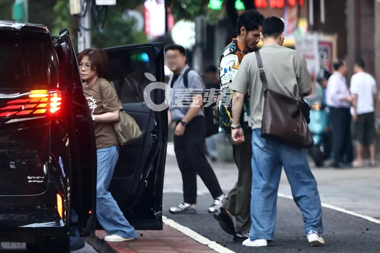名經紀人柴曉倩（左）陪著阮經天一起跑行程。特勤中心攝