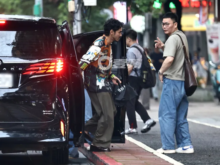 阮經天工作行程滿檔，前往復興南路演藝工會商辦大樓。特勤中心攝