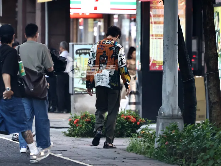 阮經天身穿塗鴉襯衫，走在路上非常顯眼吸睛。特勤中心攝