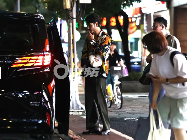 阮經天在路邊抽完菸才上車。《壹蘋》提醒吸菸有害健康、特勤中心攝