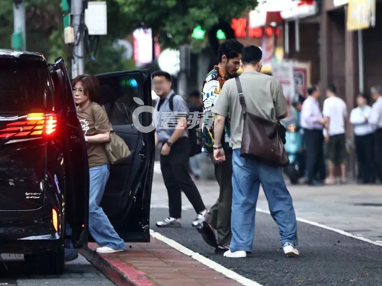 名經紀人柴曉倩（左）陪著阮經天一起跑行程。特勤中心攝