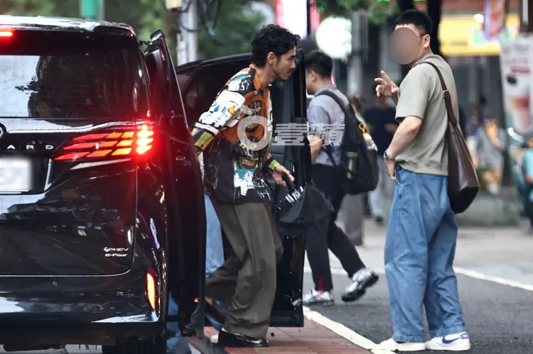 阮經天工作行程滿檔，前往復興南路演藝工會商辦大樓。特勤中心攝