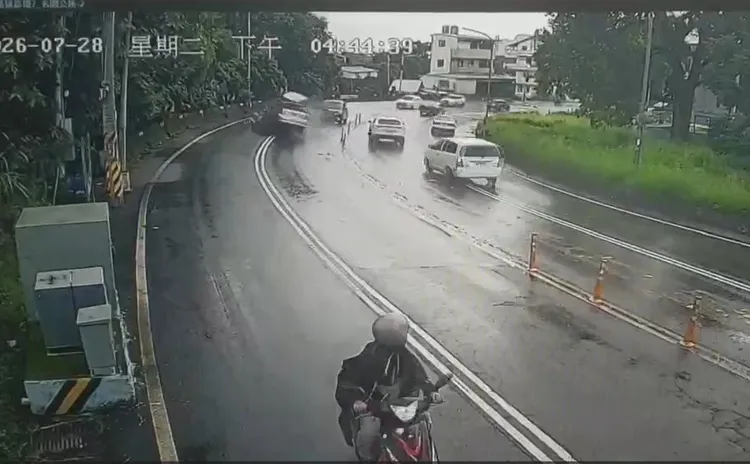 休旅車擦撞後偏移車道，與對向小貨車迎面對撞。翻攝照片