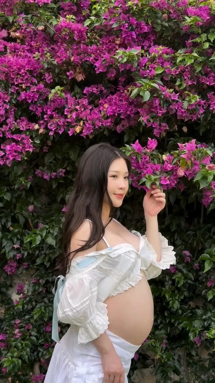 鄭家純懷雙胞胎女兒。翻攝鄭家純臉書
