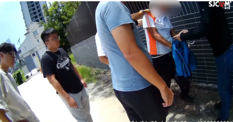 警方埋伏逮捕取款詐團成員。翻攝畫面