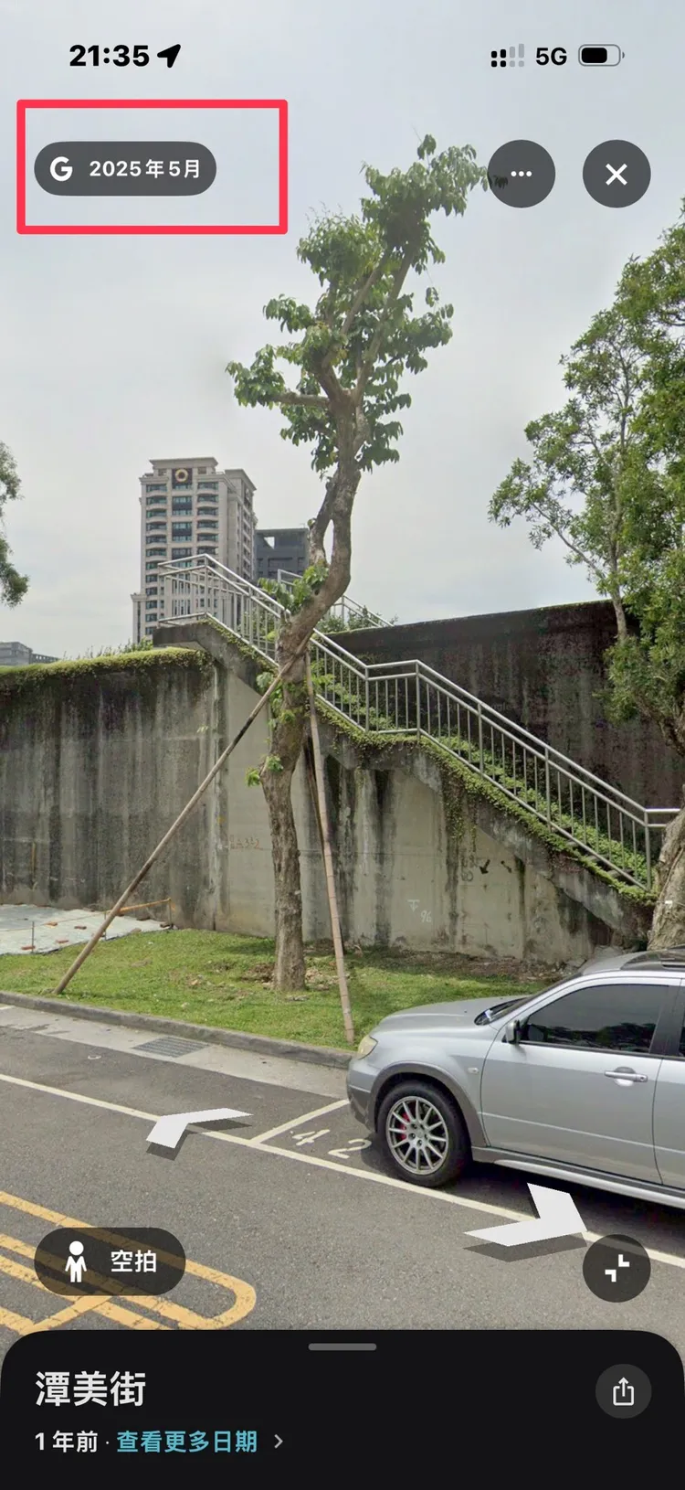 倒塌的路樹去年5月的Google街景就用3根竹子支撐樹身，顯示早有問題卻遲未解決。翻攝畫面