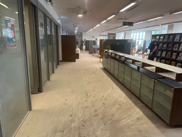 大東圖書館一片狼藉，館方整備清潔完畢後，即正常開館。翻攝畫面