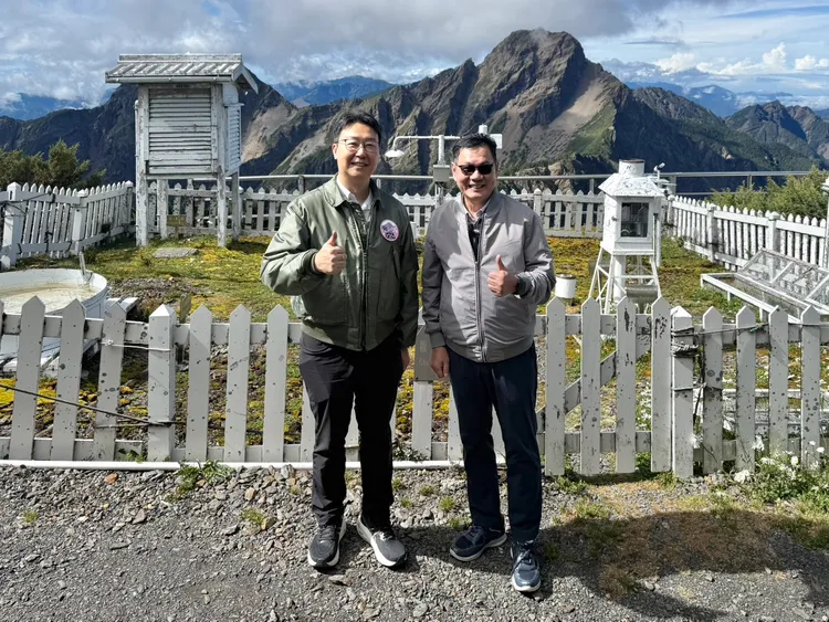 陳世凱部長、呂國臣署長於玉山氣象站氣象站觀測坪前合影。氣象署提供
