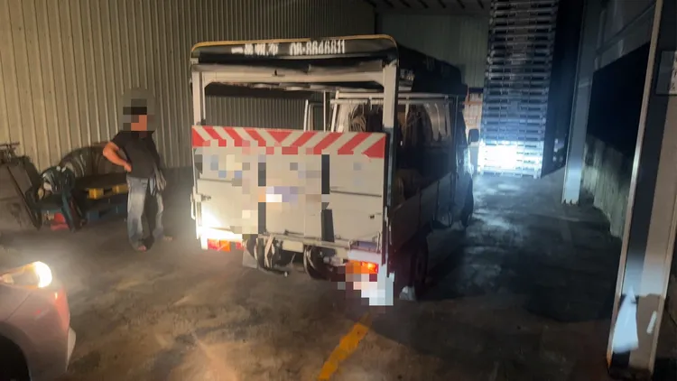 嫌犯駕駛自小貨車衝撞民宅及超商大門。翻攝畫面