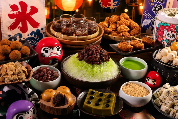 栢麗廳「夏祭屋台」菜色中，除了鹹香美味的屋台小吃外，甜點區亦有沁涼消暑的日式刨冰，搭配水羊羹、烤醬油糰子、蕨餅及利久饅頭等日式點心，為夏日增添甜蜜滋味。台北晶華提供