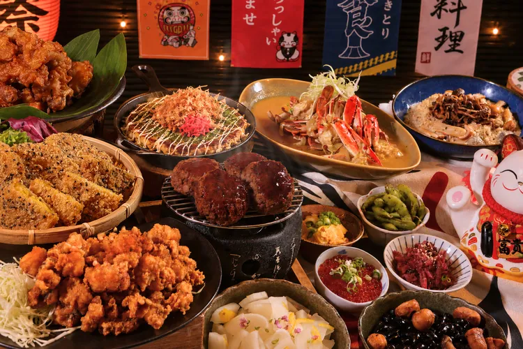 栢麗廳「夏祭屋台」活動期間，熱食區匯集北海道奶油螃蟹燒、松茸野菇松露燉飯、和牛漢堡排、芝麻地瓜可樂餅及多款酥香炸物，帶來豐富多元的日式風味。台北晶華提供