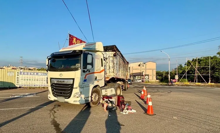 電動代步車遭右轉聯結車撞倒。民眾提供