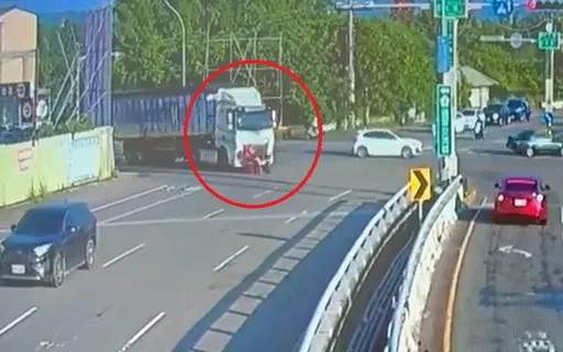 85歲翁騎代步車遭聯結車撞飛送醫　畫面曝光！疑視線死角釀禍