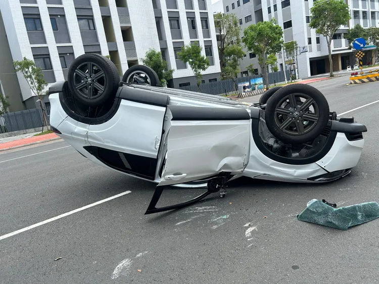 小客車擦撞路邊車翻覆四輪朝天。中壢警分局提供　