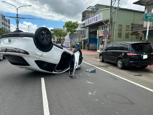 疑恍神失控！小客車擦撞路邊車翻覆四輪朝天　女駕駛擦挫傷送醫