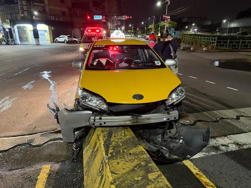 蘆洲運將凌晨猛撞分隔島　「搶快闖路口」車頭全毀畫面曝光