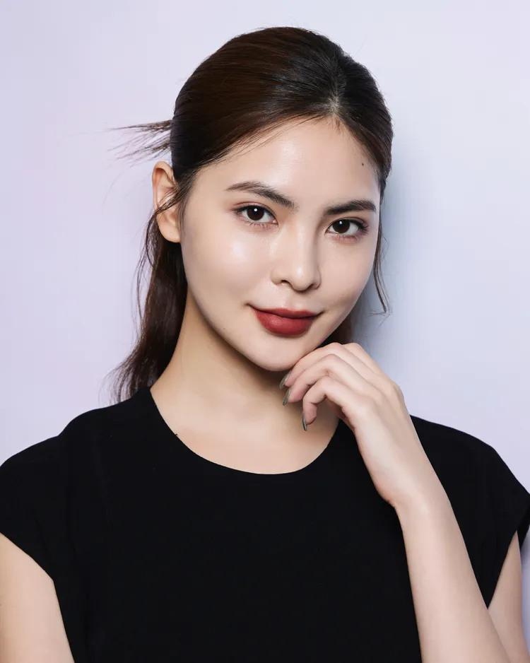 Model示範SUQQU 2026秋妝。品牌提供