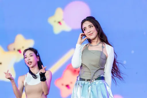 梁舒涵頭髮留長後變美了 攜手帥師弟嗨炸高雄啤酒音樂節