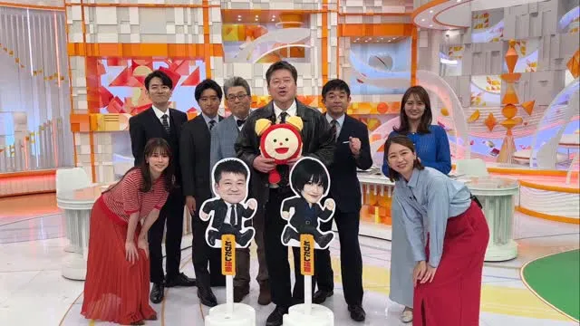 4月14日《夫婦別姓刑警》首播當天，佐藤二朗（左五）獨自上節目宣傳，橋本愛因喉嚨痛缺席。翻攝劇組IG