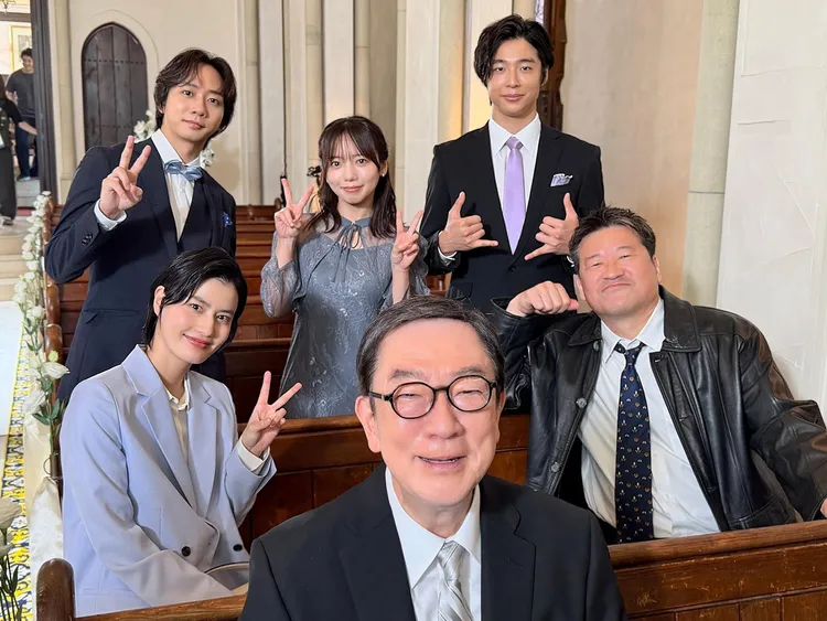《夫婦別姓刑警》最終回花絮照，橋本愛（前排左）和佐藤二朗（前排右）保持距離。翻攝劇組IG