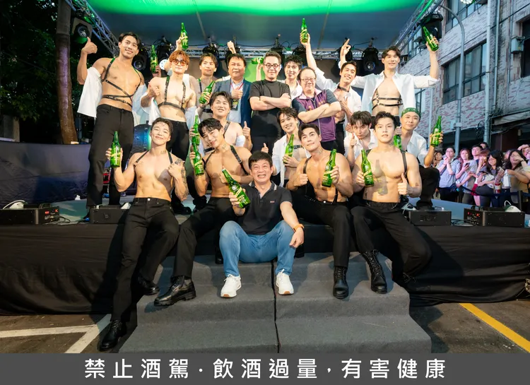 挖海盆與台啤男孩組成限定男團上青Boyz，不怕被韓國猛男音樂劇Wild Wild比下去。台灣啤酒提供