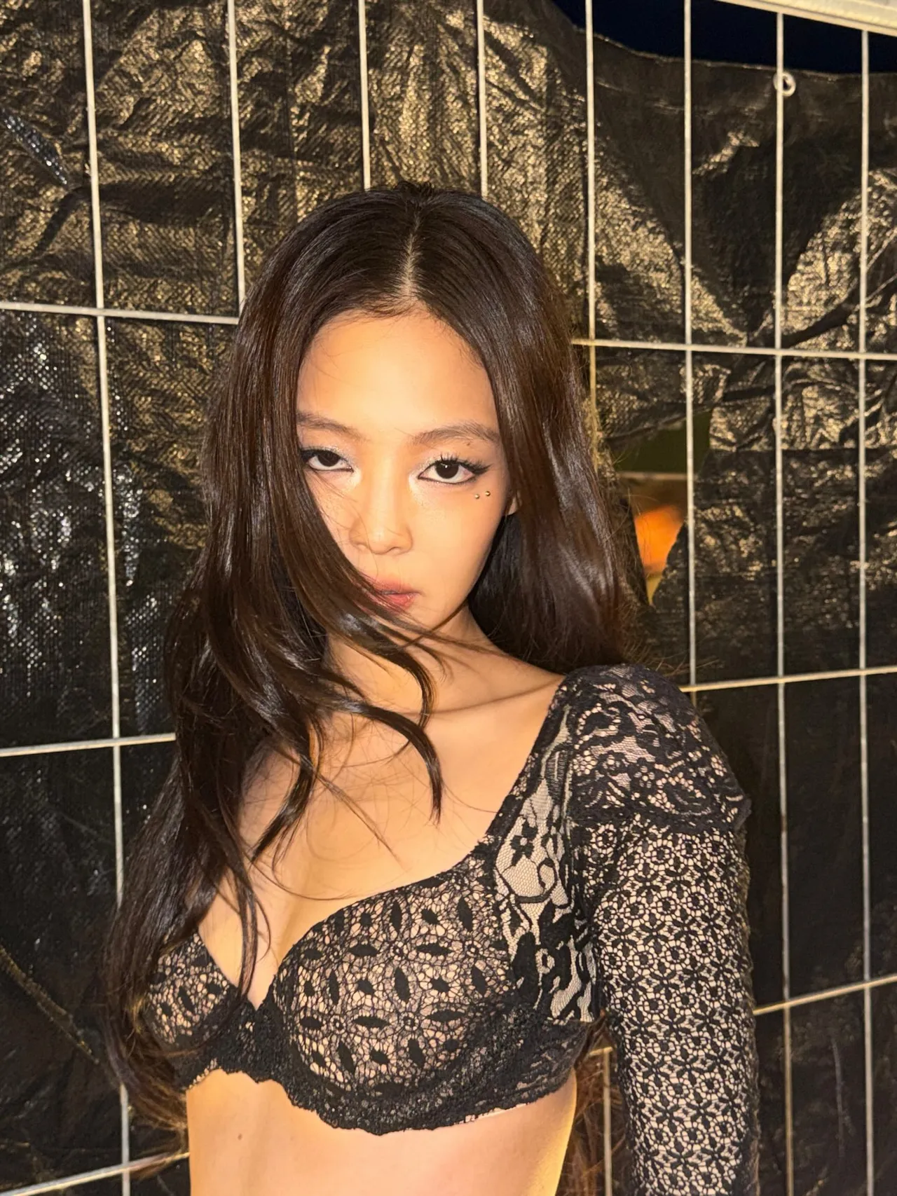 黑色蕾絲內衣的設計再度辣出新高度。翻攝Jennie IG
