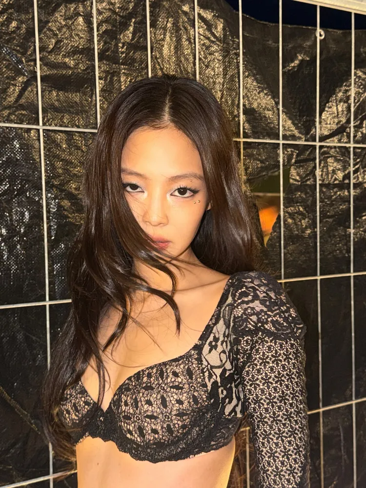 黑色蕾絲內衣的設計再度辣出新高度。翻攝Jennie IG