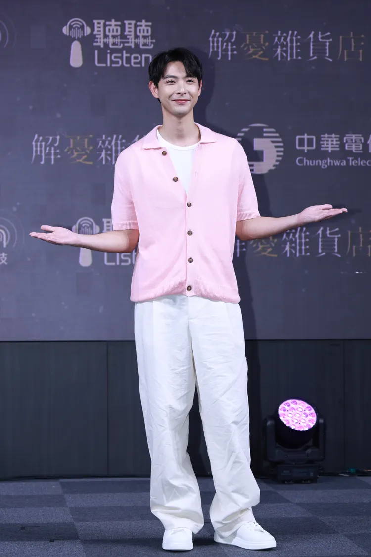 連晨翔先前錢包丟失，哀怨抱著女兒。翻攝自連晨翔IG