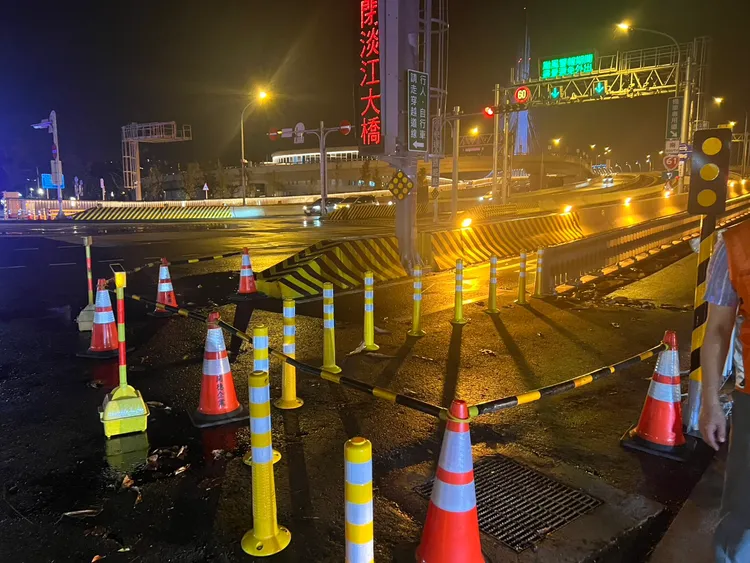 今20時起，預警性封閉淡江大橋人行道及自行車道。公路局提供