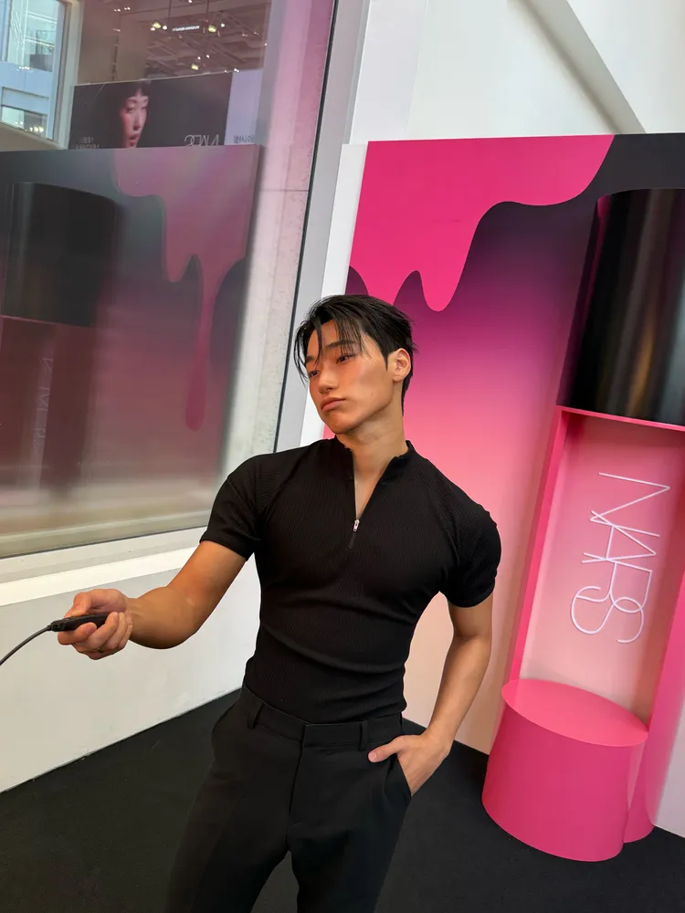 ATEEZ成員崔傘，昨日在韓國出席NARS快閃店活動。翻攝IG