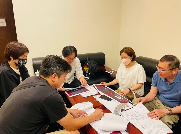 入圍揭曉當下，唐美雲()左二)正在與團隊排戲中。唐美雲歌仔戲團提供
