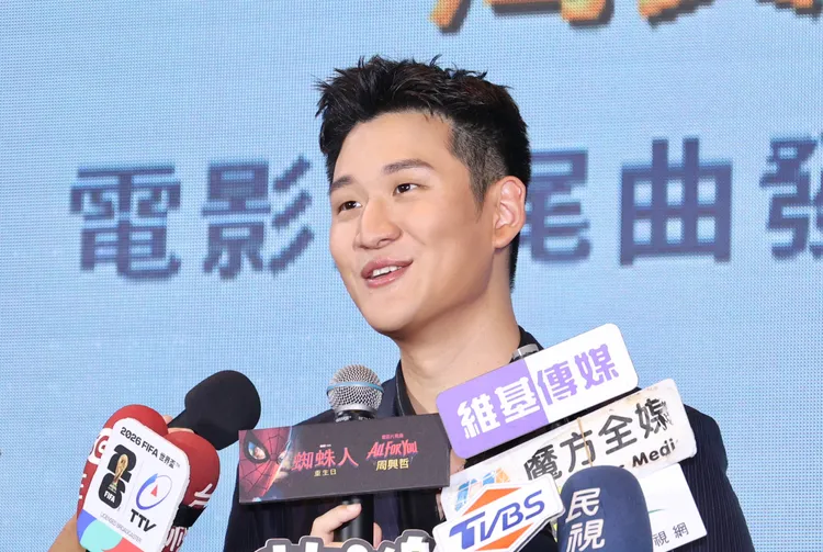 周興哲記者會後趕往機場。莊宗達攝