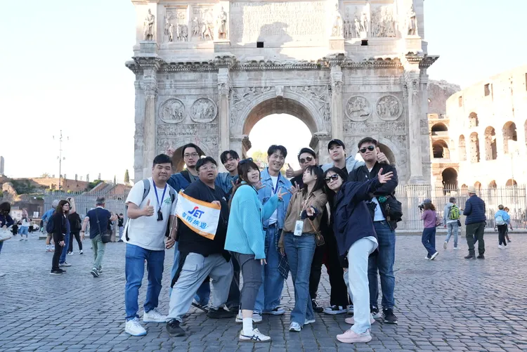 大牛哥員旅直飛南歐義大利，開啟「舒服系旅行」熱潮。東南旅遊提供