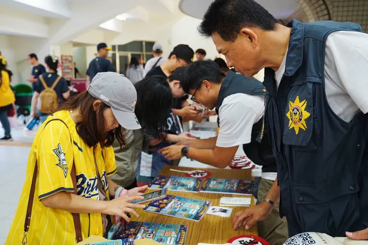 嘉義市警局利用兩天職棒賽事，在球場設攤宣導防詐騙。警方提供