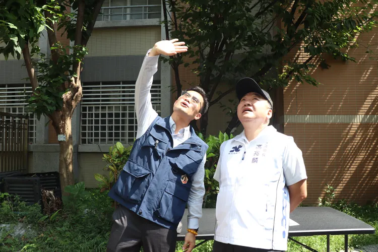 工務局長馮兆麟(右)與拆除大隊長陳德儒(左)檢視板橋分館拆除重建工程。工務局提供