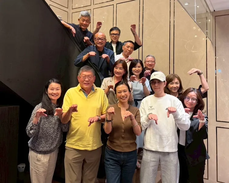 蕭敬騰（前排右二起）和老婆Summer（中）、政大商學院教授李瑞華等校友餐敘。